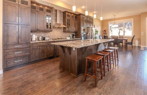 Banff Trail House | Elegant home Near UofC | 2King+2Queen