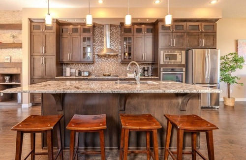 Banff Trail House | Elegant home Near UofC | 2King+2Queen