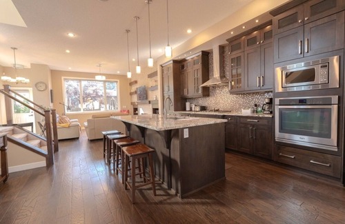 Banff Trail House | Elegant home Near UofC | 2King+2Queen