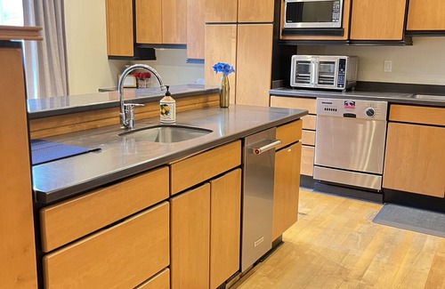 Oxford House | Elegant Home, two blocks to The Square and walk to The Vaught
