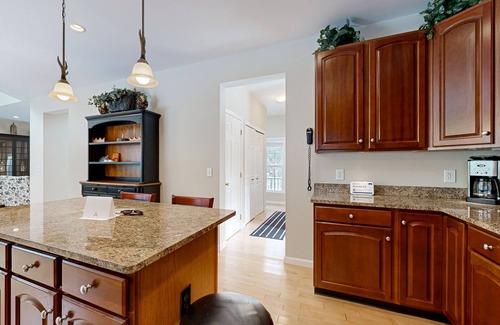 Stratton and Bromley Ski Areas House | Elegant house in quiet neighborhood, close to ski mountains, gas fireplace, wifi