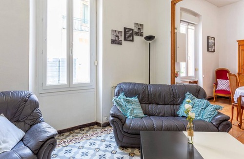Roquebrun House | Elegant house with terrace, by the river