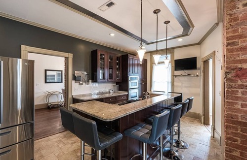 Washington House | Elegant, King Bed, Privacy, Free Parking