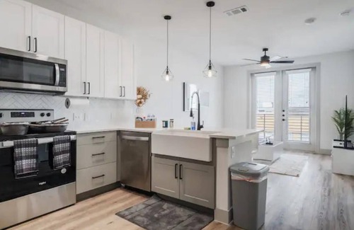 Kessler Apartment | Elegant King Bed Suite near Downtown Dallas