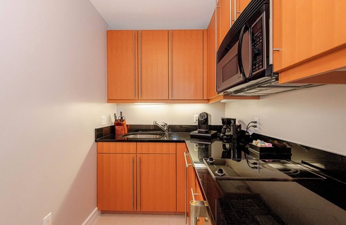 Brickell Apartment | Elegant King Studio Suite + Kitchenette