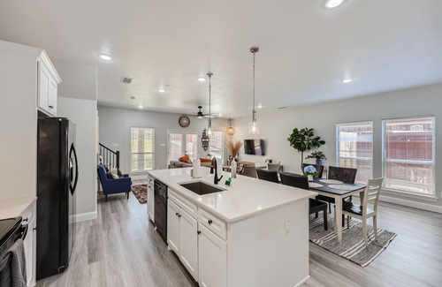 Grand Prairie House | Elegant Lakecrest Retreat in Grand Prairie, TX