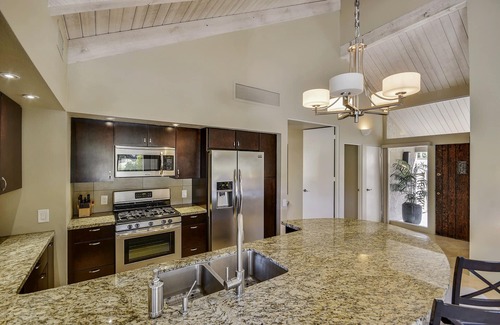 Rancho Mirage Condo | Elegant Lakeside Villa | Luxe Lakeside Living with Seamless Outdoor Flow – managed by Greenday