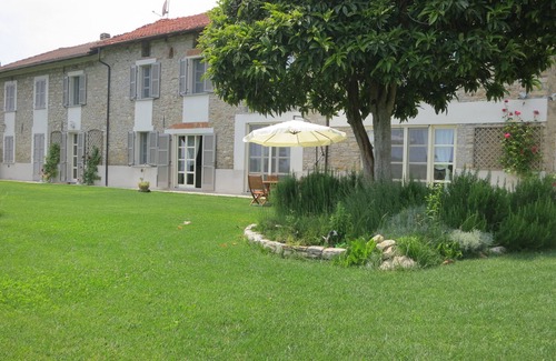 Montabone House | elegant large private farmhouse in the vineyards with new swimmingpool