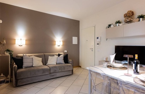 Isolotto Apartment | Elegant Location + PARKING!