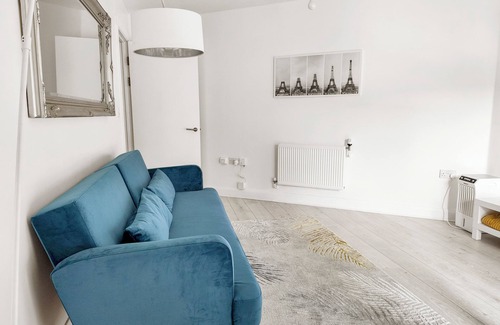 Evelyn Condo | Elegant London Apartment w/Balcony – Walk to Tower Bridge & Southbank