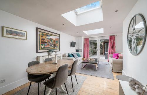 Shaftesbury Apartment | Elegant London Stay - 2BR with Garden in Battersea