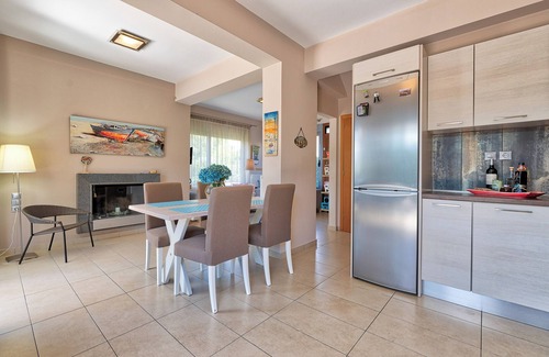 Kontos House | Elegant maisonette with Garden, steps to the Beach