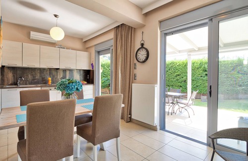 Kontos House | Elegant maisonette with Garden, steps to the Beach