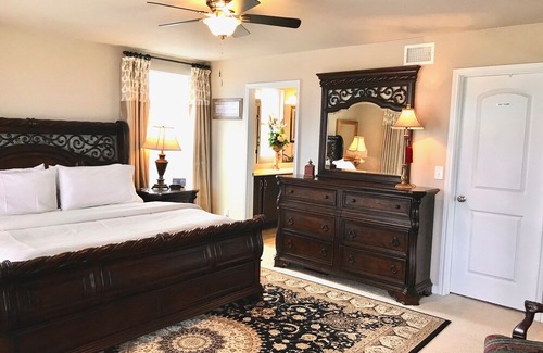 Buda House | ❤️Elegant Manor- Sleeps 12+⭐Golf Course View⭐King bed, Two Queens, Double