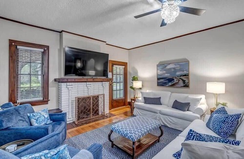 Riverside House | Elegant Mansion on Park in Historic Avondale