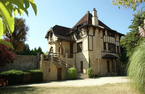Pays-de-Belves Villa | Elegant Mansion Stay in Belvès