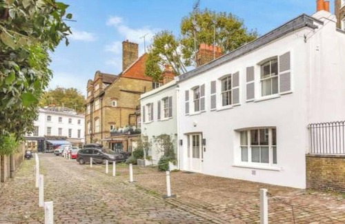 Courtfield Apartment | Elegant Mews House in the Heart of London
