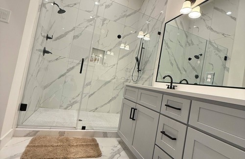 Northside House | Elegant Minimal 3BR for Families, Nurses & Group
