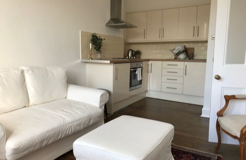Dalry Apartment | Elegant Modern 1BR Near Center, Trains - 5mn walk