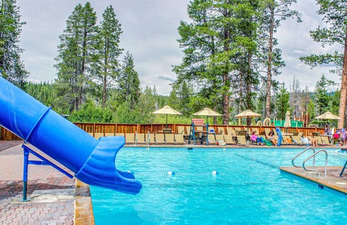 Truckee House | Elegant Mountain Retreat, Shared Hot Tub, Pool, & Resort Amenities - Near Beach