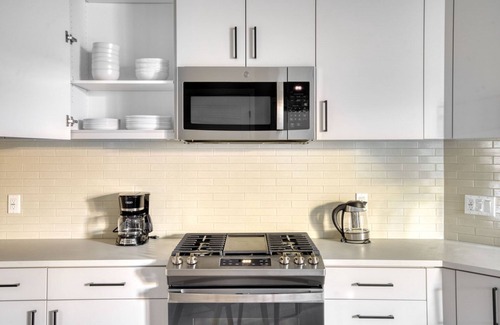 Sunnyvale West Apartment | Elegant Mountain View 1BR w/W/D, Pool & Gym, nr tech HQs, by Blueground