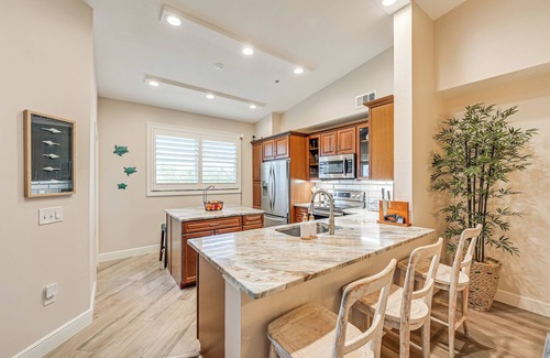 Naples Condo | Elegant Naples Condo w/Golf View & Community Pool
