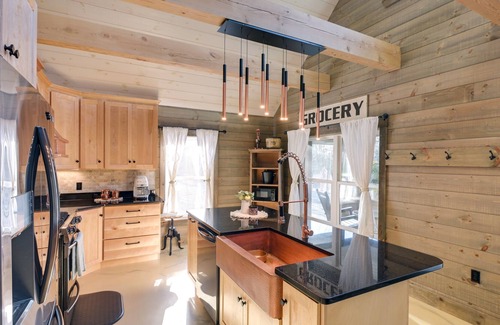 Newport Cabin | Elegant Newport Cabin w/Porch & Lake Access