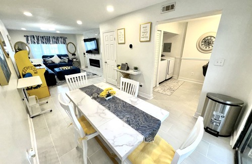 Forest Park House | Elegant Oasis | Close to Airport| Family Friendly