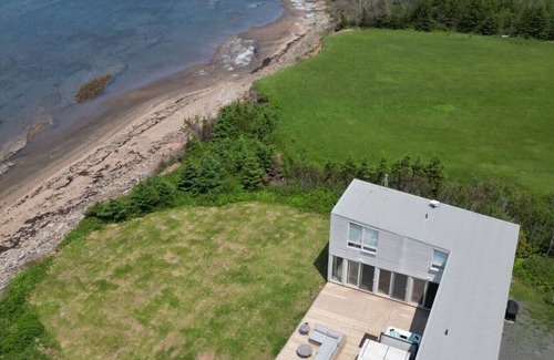Lismore Apartment | Elegant Oceanfront Escape - hot Tub & Sauna - Private