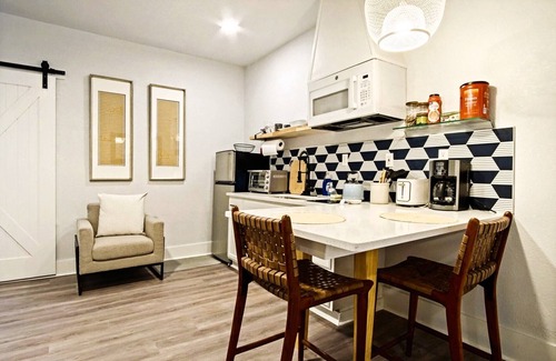 Corridor South Apartment | Elegant OKC studio | $1600/month #03A | Queen bed