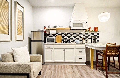 Corridor South Apartment | Elegant OKC studio | $1600/month #03A | Queen bed