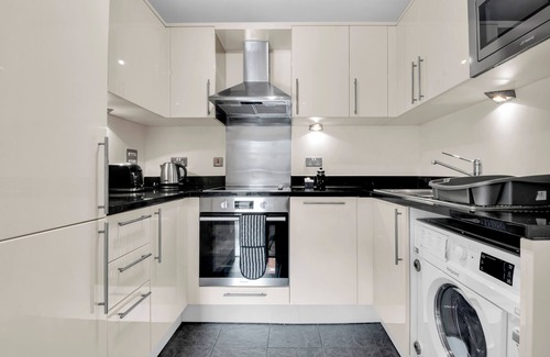 Cathedrals Apartment | Elegant One Bed Serviced Apartment in Waterloo near Southwark