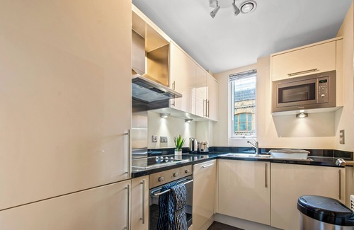 Cathedrals Apartment | Elegant One Bed Serviced Apartment in Waterloo near Southwark