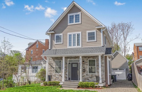 Nauck House | Elegant Open Concept Close To DC
