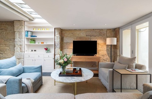 Paddington Cottage | Elegant Paddington Sandstone Cottage with Parking