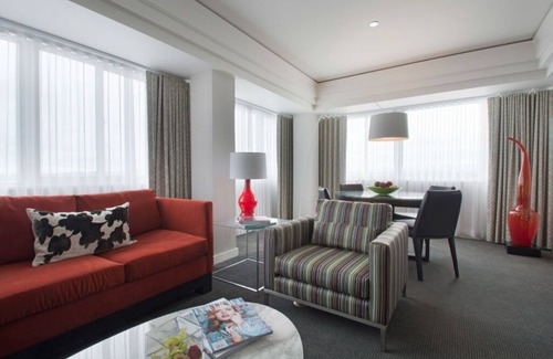 New Tacoma Apartment | Elegant Patron King Suite + Art Lover's Retreat