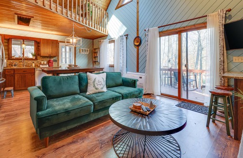 Hamlin Cabin | ELEGANT Poconos Cabin with Theater & Game Room!