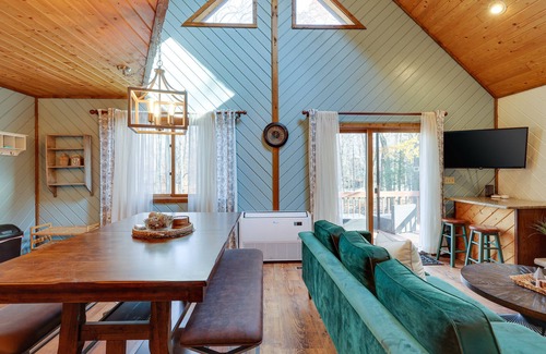 Hamlin Cabin | ELEGANT Poconos Cabin with Theater & Game Room!