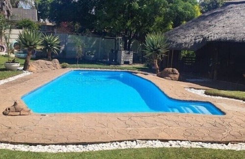 Newcastle House | Elegant Poolside Retreat: 2-Bed Luxury Guesthousen