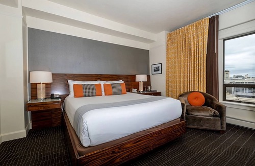 Downtown Portland Hotel | Elegant Premium Retreat | 3 Double Beds for Comfort | Pet friendly Rooms
