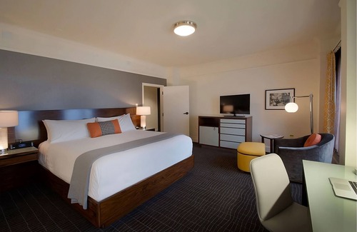Downtown Portland Hotel | Elegant Premium Retreat | 3 Double Beds for Comfort | Pet friendly Rooms
