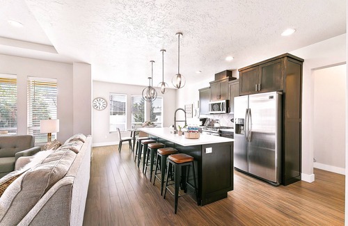 Meridian House | Elegant & Private 3BR 2BA Retreat by The Village