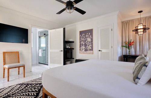 Wailuku Bed & Breakfast | Elegant Puakenikeni Suite- Historic & Ground Floor