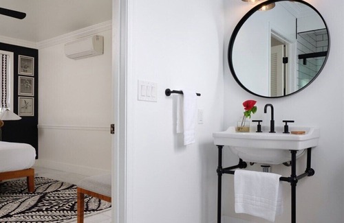 Wailuku Bed & Breakfast | Elegant Puakenikeni Suite- Historic & Ground Floor