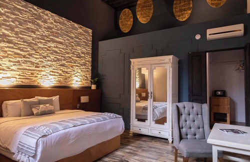 Downtown Queretaro Bed & Breakfast | Elegant room in Querétaro's historic center
