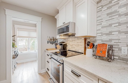 Bluffton Apartment | Elegant retreat near the sea with a covered balcony, chef's kitchen, W/D, & AC