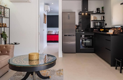 Palamos House | Elegant Retreat: Private Pool, Near Platja Gran, Modern Amenities