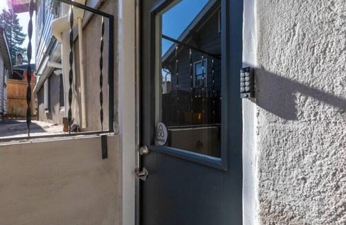 Richmond Apartment | Elegant Richmond Gem nestled up to Hawthorne Blvd.n