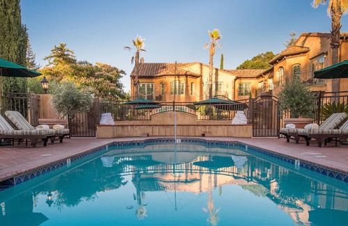 Los Gatos Hotel | Elegant Room with Outdoor Pool, Balcony & Free Parkin in Downtown
