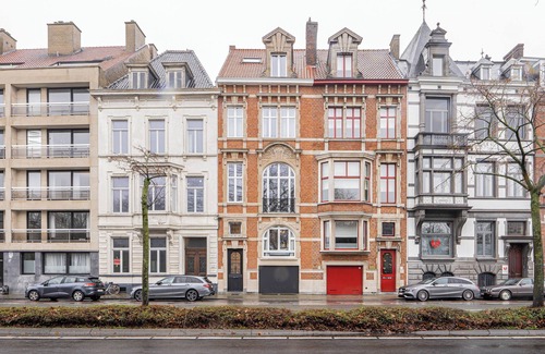 Historical Center Bruges House | Elegant room with private bathroom in historic house - city center